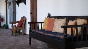 32-inch flat-screen TV with cable channels, TV - Casita Esquinera (Antigua Guatemala)