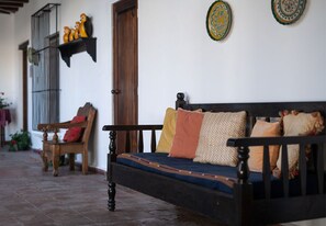 Een 32-inch flatscreentelevisie met kabelzenders en een televisie