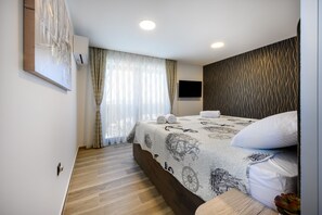 5 bedrooms, in-room safe, desk, iron/ironing board