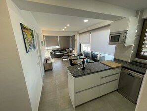 Jääkaappi, mikroaaltouuni, uuni, liesi