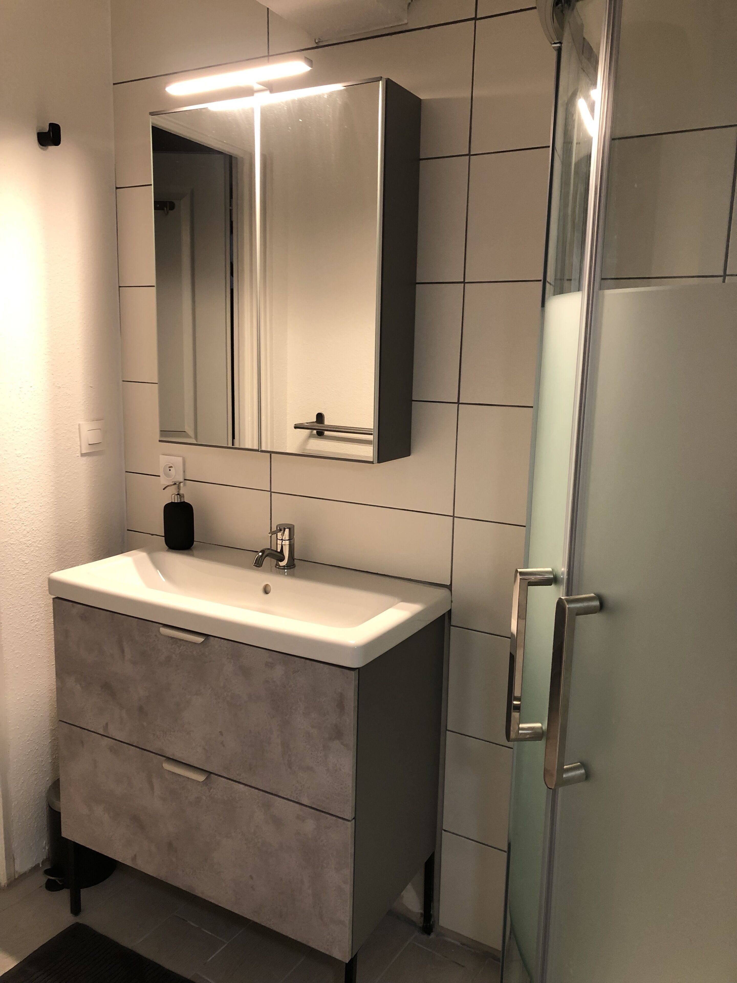 Een douche, een haardroger, handdoeken, toiletpapier