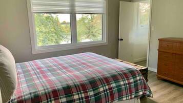 4 Schlafzimmer, Schreibtisch, Bügeleisen/Bügelbrett, Reisekinderbett