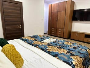 Luxury Apartment, Non Smoking, Ensuite | Bathroom | Shower, free toiletries, hair dryer, bathrobes