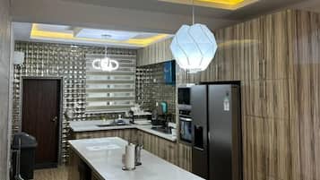 Departamento de lujo, para no fumadores, baño en la habitación | Servicio a la habitación