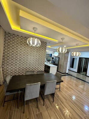 ลักซ์ชัวรี่อพาร์ทเมนท์, ปลอดบุหรี่, ห้องน้ำในตัว | บริเวณนั่งเล่น | สมาร์ททีวี 50 นิ้ว พร้อมช่องเคเบิล, ทีวี