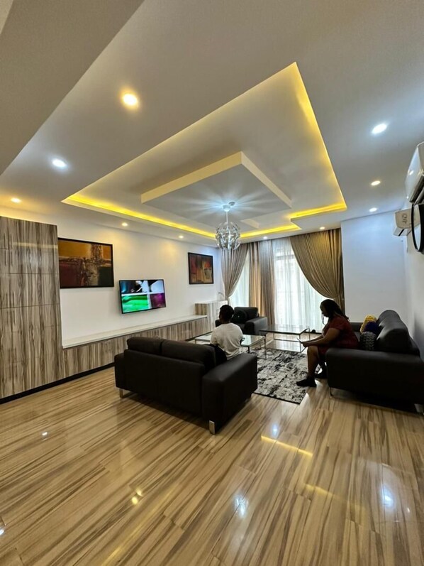 Appartement luxueux, non-fumeur, salle de bain attenante | Aire de séjour | Téléviseur connecté de 50 po avec télévision par câble, téléviseur