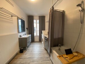Hair dryer, towels - LA BELLE ADRESSE - HEART OF TOWN (Château-Thierry)