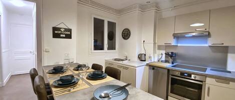 Frigorifero, tavolo da pranzo