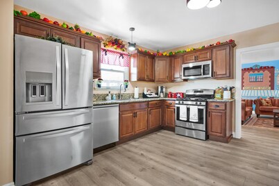 Disneyland Dream: Arcade, Theater, Playground, Minigolf, and more!