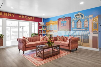 Disneyland Dream: Arcade, Theater, Playground, Minigolf, and more!