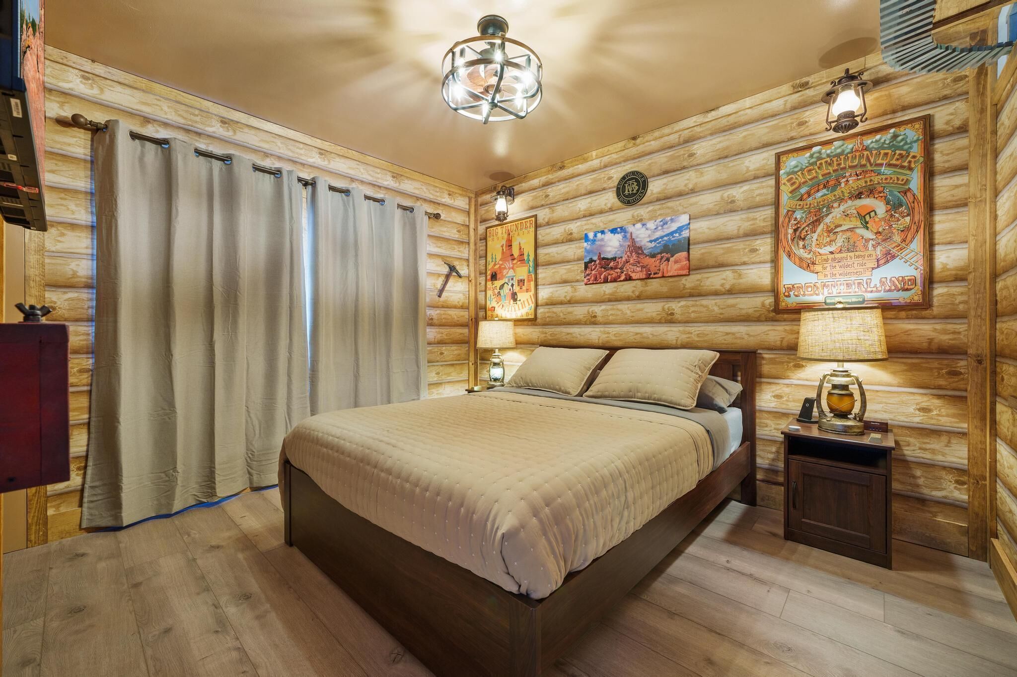 4 slaapkamers, een bureau, een strijkplank/strijkijzer, reisbedje