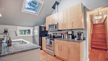 Geladeira, micro-ondas, fogão, cooktop