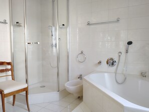 Een haardroger, een bidet, handdoeken, zeep