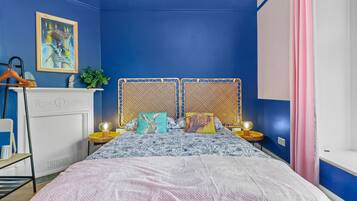 2 Schlafzimmer, Schreibtisch, Bügeleisen/Bügelbrett, Reisekinderbett