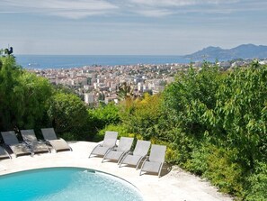 Piscina all'aperto, una piscina riscaldata