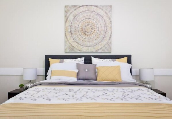 1 室のベッドルーム、デスク、アイロン / アイロン台、WiFi (無料)