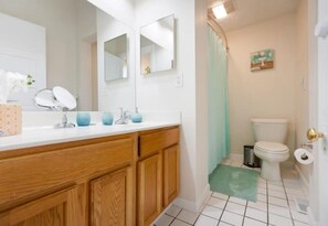 シャワー、ヘアドライヤー、タオル、石鹸