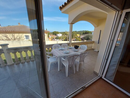 Villa de una sola planta bien ubicada cerca de Cala Montgo.