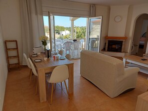 TV - Well located single storey villa near Cala Montgo. (L'Escala)