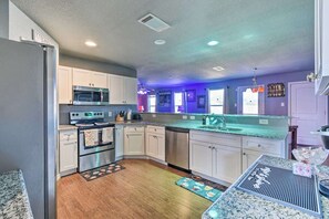 Fridge, microwave, oven, stovetop - Luxury Modern Home w/Coffee bar and more. Sleeps 8 guests! (Lancaster)