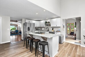 Fridge, microwave, oven, stovetop - The Grand Lodge with private pool - The Ultimate Retreat (Huron)