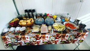 Un buffet de petit-déjeuner proposant une variété d’aliments et d’accompagnements.