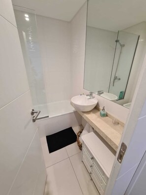 Bidet, Handtücher, Seife, Shampoo