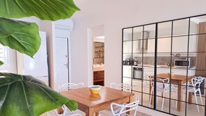 Une cuisine moderne avec des meubles blancs, un four à micro-ondes et une cuisinière.