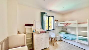 4 bedrooms, desk, iron/ironing board, travel crib