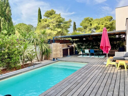Contemporary villa with pool, 10 minutes from the beach!