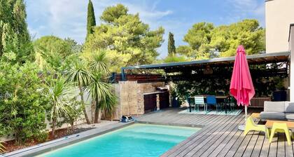 Contemporary villa with pool, 10 minutes from the beach!