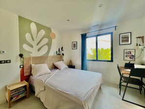 4 chambres, bureau, fer et planche à repasser, lit parapluie