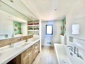 Dusche, Haartrockner, Handtücher, Seife