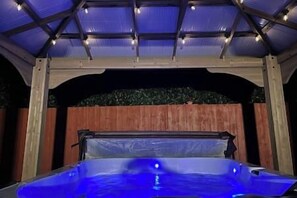 Indoor spa tub