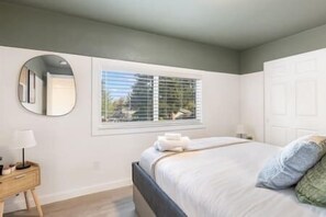 5 bedrooms, iron/ironing board, WiFi, bed sheets