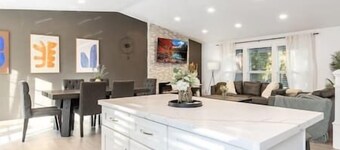 Family Friendly: Seattle Close, Hot Tub, Game Room