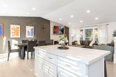 Family Friendly: Seattle Close, Hot Tub, Game Room