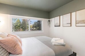 5 bedrooms, iron/ironing board, WiFi, bed sheets