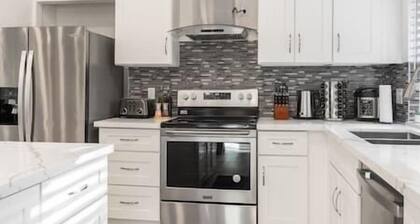 Family Friendly: Seattle Close, Hot Tub, Game Room