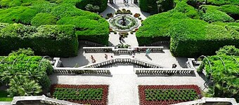 Magnificent Villa with gardens and terrace overlooking the lake. Barbecue