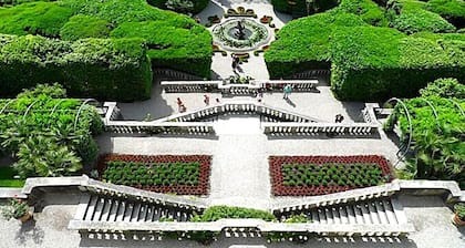 Wunderschöne Villa mit Garten und Terrasse mit Blick auf den See - PARKPLATZ