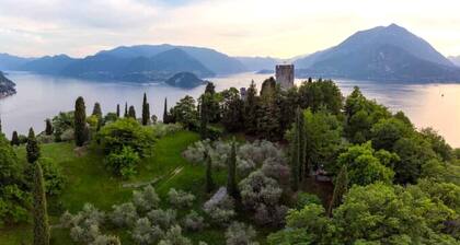Magnificent Villa with gardens and terrace overlooking the lake. Barbecue
