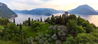 Magnificent Villa with gardens and terrace overlooking the lake. Barbecue