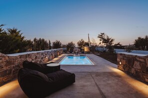 Outdoor pool - Santo Concept Luxury Black Villa with Pool & outdoor Jacuzzi Sea Views (Naxos)
