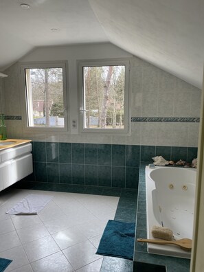 Douche, sĂšche-cheveux, serviettes fournies, savon