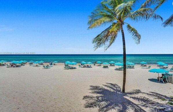 En la playa y camastros 