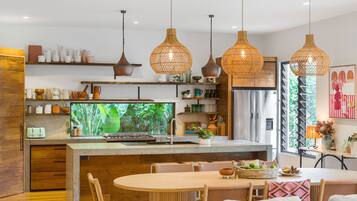 Fridge, oven, stovetop, dishwasher