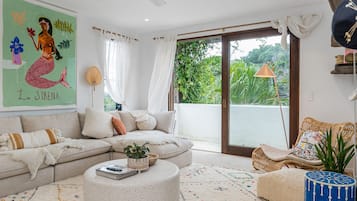 Smart TV, fireplace, ping pong, books