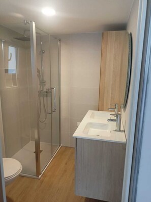 Hårtork, handdukar, tvål och schampo