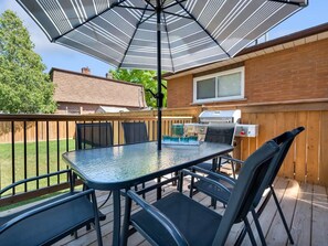 Outdoor dining - Modern 3 bed house, steps from beach and minutes from wineries. Pet friendly! (St. Catharines)